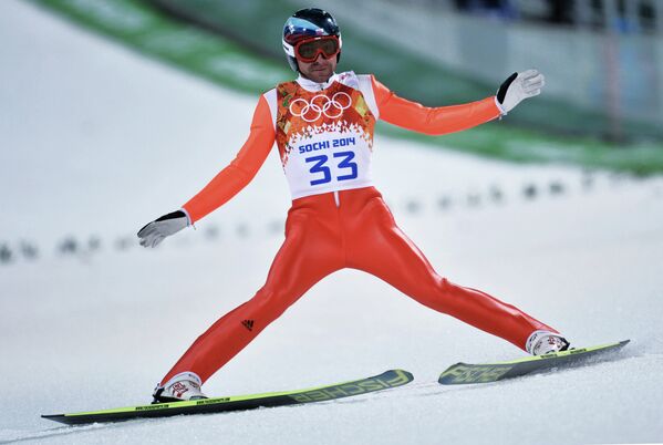Дмитрий Васильев (Россия) в квалификации индивидуальных соревнований по прыжкам с большого трамплина (К-125) среди мужчин на XXII зимних Олимпийских играх в Сочи.