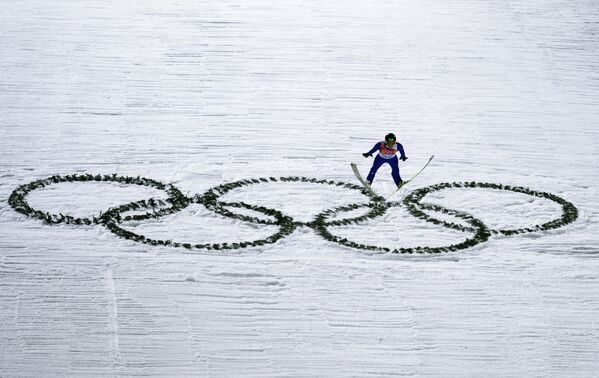Денис Корнилов (Россия) в квалификации индивидуальных соревнований по прыжкам с большого трамплина (К-125) среди мужчин на XXII зимних Олимпийских играх в Сочи.