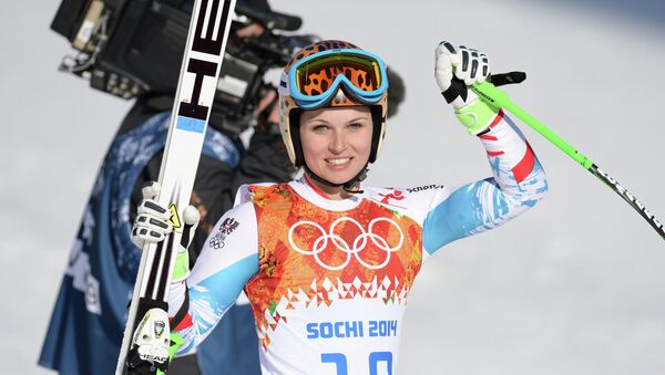 Анна Феннингер (Австрия) на финише слалома-супергиганта на соревнованиях по горнолыжному спорту среди женщин на XXII зимних Олимпийских играх в Сочи.