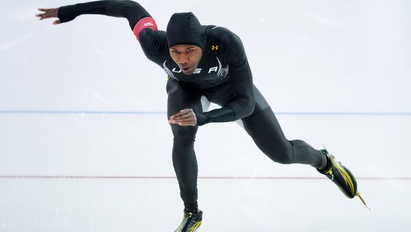 Американский конькобежец Шани Дэвис на дистанции в забеге на 1000 метров на зимних Олимпийских играх в Сочи. Архивное фото