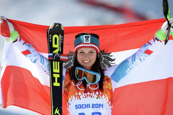 Анна Феннингер (Австрия), завоевавшая золотую медаль в слаломе-супергиганте среди женщин во время соревнований по горнолыжному спорту