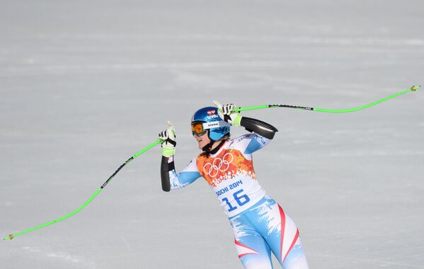 Николь Хосп (Австрия) на финише слалома-супергиганта на соревнованиях по горнолыжному спорту среди женщин