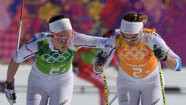 Эмма Викен (Швеция), Анна Хог (Швеция) на дистанции эстафеты в соревнованиях по лыжным гонкам среди женщин. Архивное фото
