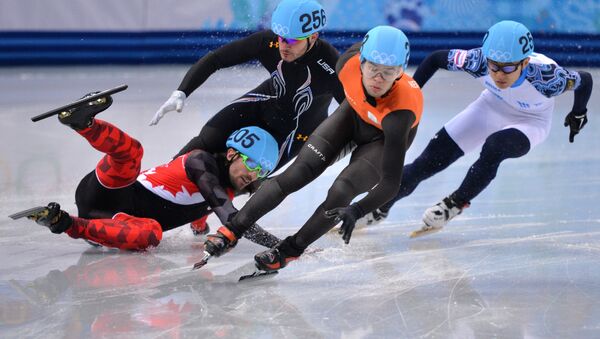 Шарль Амлен (Канада), Эдуардо Алварес (США), Шинкье Кнегт (Нидерланды) и Виктор Ан (Россия) в четвертьфинальном забеге на 1000 метров в соревнованиях по шорт-треку среди мужчин на XXII зимних Олимпийских играх в Сочи