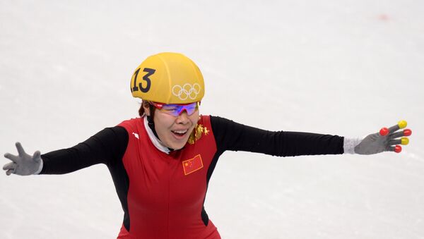 Ян Чжоу (Китай) в финальном забеге на 1500 метров в соревнованиях по шорт-треку среди женщин на XXII зимних Олимпийских играх в Сочи