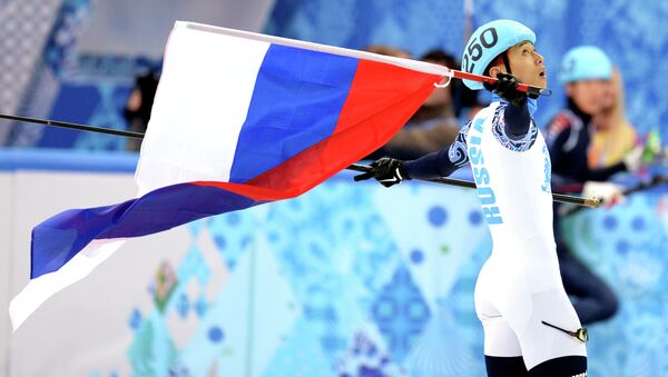 Виктор Ан (Россия) после финального забега на 1000 метров в соревнованиях по шорт-треку среди мужчин на XXII зимних Олимпийских играх в Сочи