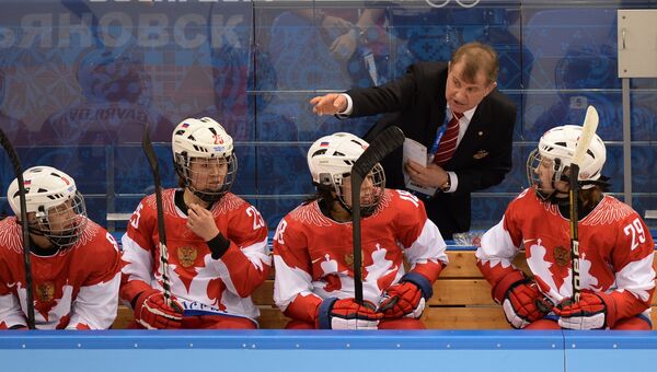 Главный тренер женской сборной России по хоккею Михаил Чеканов дает указания игрокам в четвертьфинальном матче между сборными командами Швейцарии и России во время соревнований по хоккею среди женщин