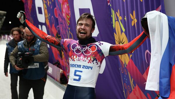 Александр Третьяков (Россия) на финише в финальном заезде на соревнованиях по скелетону среди мужчин
