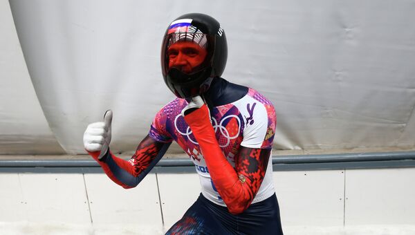 Александр Третьяков (Россия) на финише в финальном заезде на соревнованиях по скелетону среди мужчин