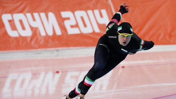 Маттео Анези (Италия) на дистанции в забеге на 1500 метров в соревнованиях по конькобежному спорту среди мужчинОлимпиада 2014. Конькобежный спорт. Мужчины. 1500 метров