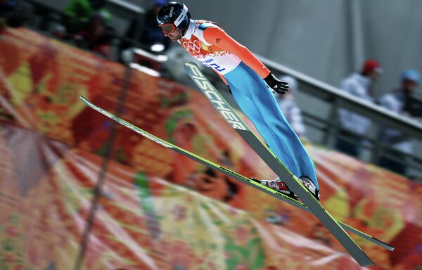 Дмитрий Васильев (Россия) в финале индивидуальных соревнований по прыжкам с большого трамплина (К-125) среди мужчин