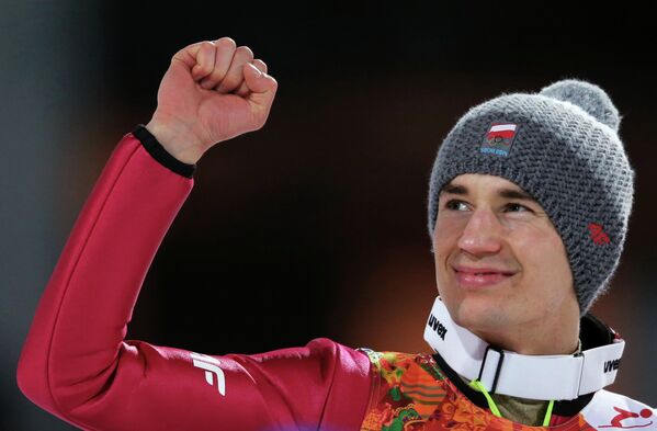 Камил Стох (Польша) , завоевавший золотую медаль в индивидуальных соревнованиях по прыжкам с большого трамплина (К-125) среди мужчин