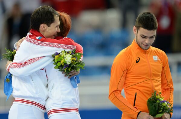Владимир Григорьев (Россия) - серебряная медаль, Виктор Ан (Россия) - золотая медаль, Шинки Кнегт (Нидерланды) - бронзовая медаль.