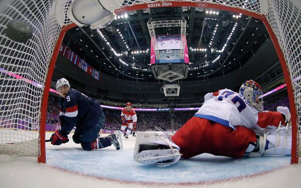 Зак Паризе (США) забивает гол в ворота Сергея Бобровского (Россия) в матче группового этапа между сборными командами России и США в соревнованиях по хоккею среди мужчин на XXII зимних Олимпийских играх в Сочи.