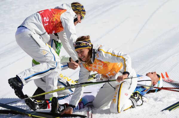Слева направо: Ида Ингемарсдоттер (Швеция), Эмма Викен (Швеция), Анна Хог (Швеция), Шарлотта Калла (Швеция) на финише эстафеты в соревнованиях по лыжным гонкам среди женщин на XXII зимних Олимпийских играх в Сочи.