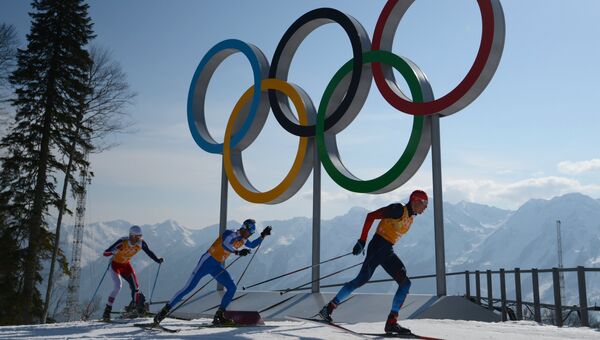 Слева направо: Мартин Йонсруд Сундбю (Норвегия), Роланд Клара (Италия), Александр Легков (Россия) на дистанции эстафеты в соревнованиях по лыжным гонкам среди мужчин на XXII зимних Олимпийских играх в Сочи. Архивное фото