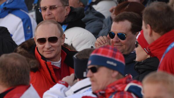 Владимир Путин и Дмитрий Медведев на трибуне во время эстафеты в соревнованиях по лыжным гонкам среди мужчин на XXII зимних Олимпийских играх в Сочи