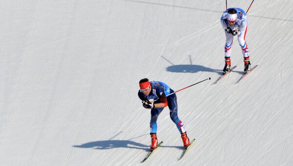 Максим Вылегжанин (Россия), Иван Перрийя Буате (Франция) на дистанции эстафеты в соревнованиях по лыжным гонкам среди мужчин