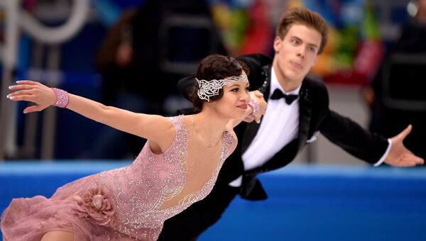 Елена Ильиных и Никита Кацалапов (Россия) выступают в короткой программе танцев на льду на соревнованиях по фигурному катанию