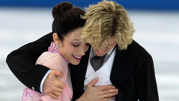 Мерил Дэвис и Чарли Уайт (США) выступают в короткой программе танцев на льду на соревнованиях по фигурному катанию