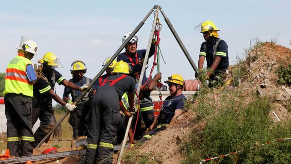 Операция по спасению горняков, блокированных в шахте ЮАР. Архивное фото