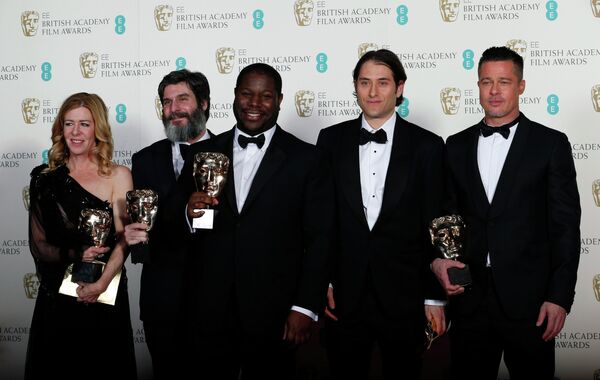 Стив Маккуин, Деде Гарднер, Энтони Катагас, Джереми Клейнер и Брэд Питт на церемонии вручения премии BAFTA
