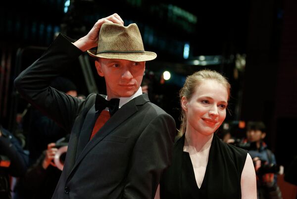 Сценарист Анна Брюггеманн и режиссер Дитрих Брюггеманн во время церемонии награждения победителей 64-го Берлинале