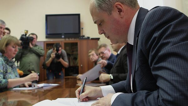 Андрей Ксензов подает документы для участия в выборах мэра Новосибирска, фото с места событий