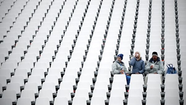 Зрители на трибуне стадиона после объявления об отмене по погодным условиям финала сноуборд-кросса на соревнованиях по сноуборду среди мужчин