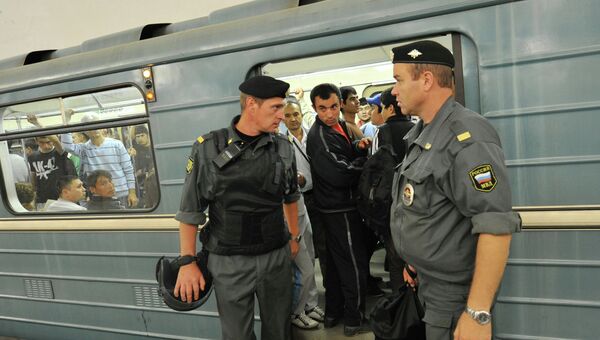 Сотрудники полиции обеспечивают безопасность в московском метро. Архивное фото