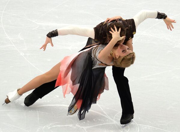 Виктория Синицина и Руслан Жиганшин (Россия) выступают в произвольной программе танцев на льду на соревнованиях по фигурному катанию
