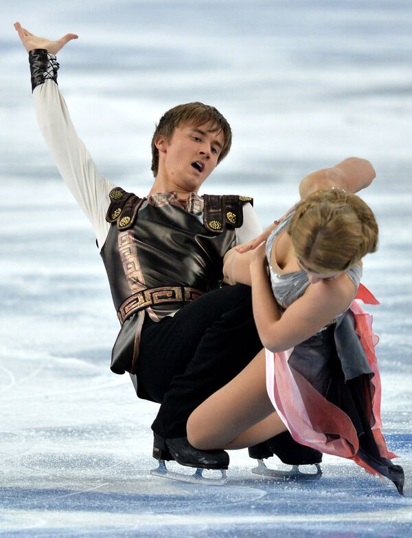 Виктория Синицина и Руслан Жиганшин (Россия) выступают в произвольной программе танцев на льду на соревнованиях по фигурному катанию