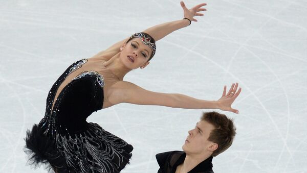 Елена Ильиных и Никита Кацалапов (Россия) выступают в произвольной программе танцев на льду на соревнованиях по фигурному катанию