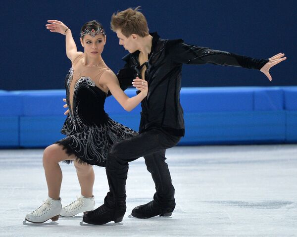Елена Ильиных и Никита Кацалапов (Россия) выступают в произвольной программе танцев на льду на соревнованиях по фигурному катанию