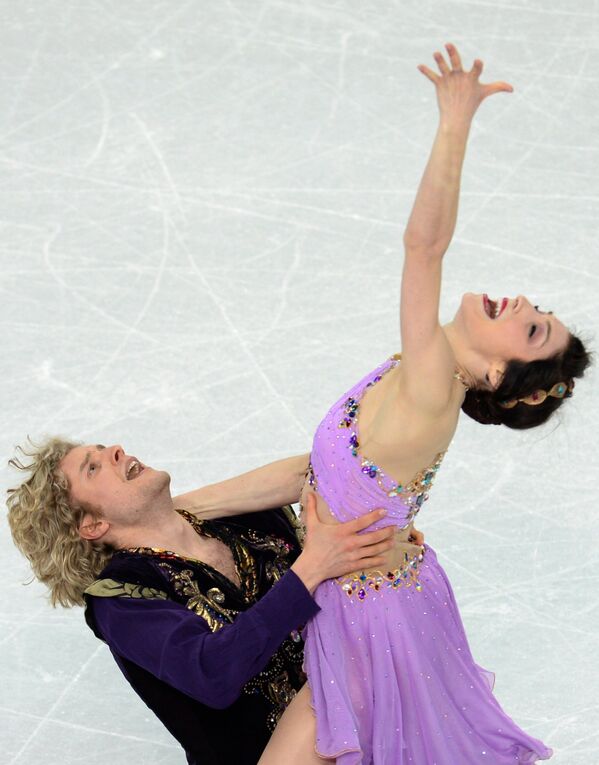 Мерил Дэвис и Чарли Уайт (США) выступают в произвольной программе танцев на льду на соревнованиях по фигурному катанию