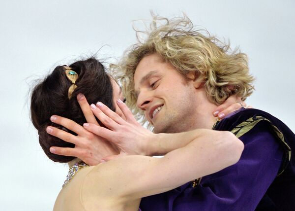 Мерил Дэвис и Чарли Уайт (США) выступают в произвольной программе танцев на льду на соревнованиях по фигурному катанию