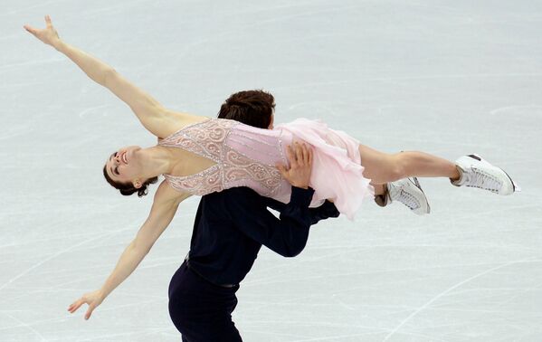 Тесса Вирчу и Скотт Мойр (Канада) выступают в произвольной программе танцев на льду на соревнованиях по фигурному катанию