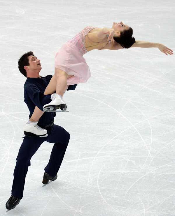 Тесса Вирчу и Скотт Мойр (Канада) выступают в произвольной программе танцев на льду на соревнованиях по фигурному катанию