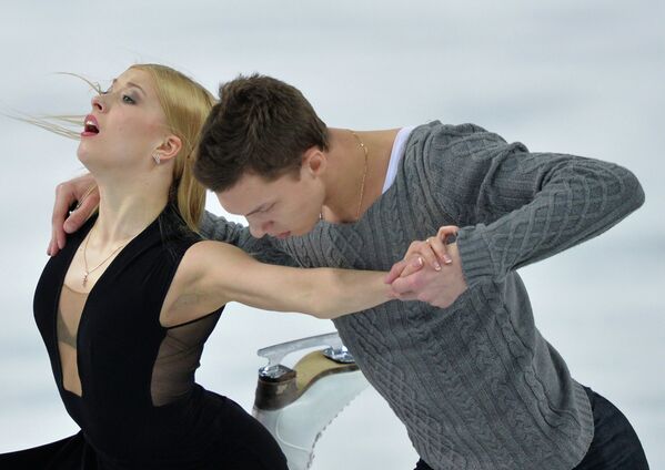 Екатерина Боброва и Дмитрий Соловьев (Россия) выступают в произвольной программе танцев на льду на соревнованиях по фигурному катанию