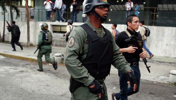 Гвардейцы Национальной Гвардии Венесуэлы после захвата здания оппозиционного движения Народная воля. Фото с места событий