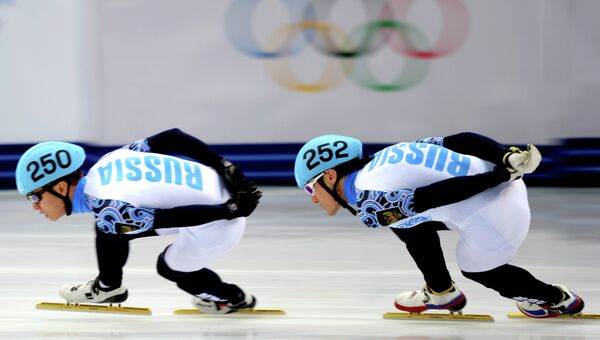 Виктор Ан и Владимир Григорьев (Россия) на разминке перед началом соревнований по шорт-треку на XXII зимних Олимпийских играх в Сочи