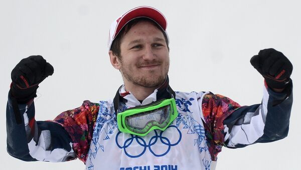 Николай Олюнин (Россия), завоевавший серебряную медаль, после окончания финала сноуборд-кросса