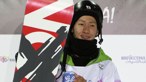 Японец Таку Хираока, завоевавший золотую медаль, на церемонии награждения призеров соревнований в дисциплине хаф-пайп