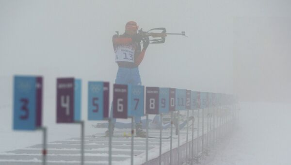 Антон Шипулин (Россия) во время пристрелки перед началом гонки с масс-старта в соревнованиях по биатлону среди мужчин на XXII зимних Олимпийских играх в Сочи.