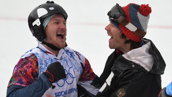 Николай Олюнин (Россия), завоевавший серебряную медаль, после окончания финала сноуборд-кросса на соревнованиях по сноуборду среди мужчин на XXII зимних Олимпийских играх в Сочи