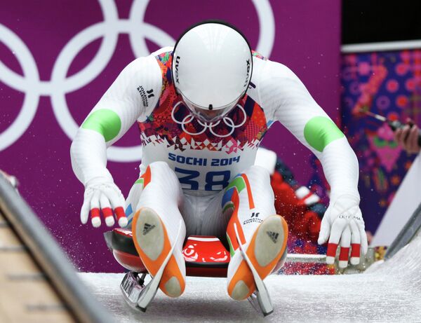 Шива Кешаван (Независимый олимпийский участник) на старте на индивидуальных соревнованиях по санному спорту среди мужчин