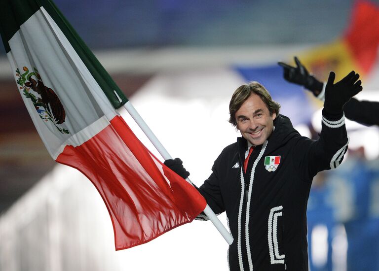 Знаменосец сборной Мексики Убертус фон Гогенлоэ во время парада атлетов и членов национальных делегаций