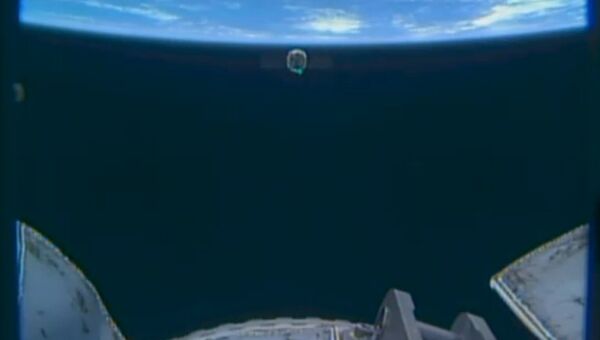 Корабль Cygnus удаляется от МКС
