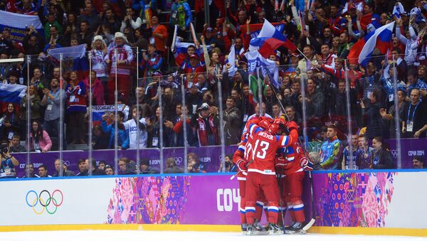 Игроки и болельщики сборной России радуются забитому голу в матче квалификационного раунда между сборными командами России и Норвегии в соревнованиях по хоккею среди мужчин