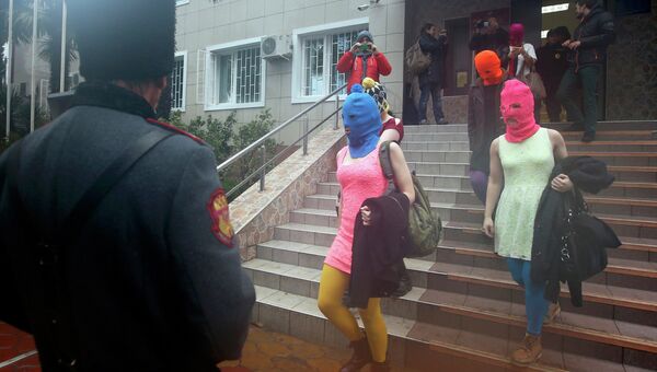 Участницы панк-группы Pussy Riot покидают здание полицейского участка в Адлере. Фото с места событий